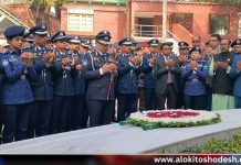 টুঙ্গিপাড়ায় বঙ্গবন্ধুর সমাধিতে পুলিশ প্রধানের শ্রদ্ধা