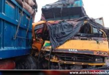 দিনাজপুরে দুই ট্রাকের মুখোমুখি সংঘর্ষে নিহত ১