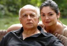 হাঁটুর বয়সীর সঙ্গে ঘনিষ্ঠতা, আলোচনায় মহেশভাট