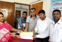 গোপালগঞ্জে দারিদ্র প্রান্তিক জনগোষ্ঠীর মধ্যে সনদ ও সম্মানী বিতরণ