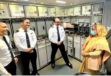 বিমানের ভেতর যাত্রীদের খোঁজখবর নিলেন প্রধানমন্ত্রী