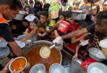 ভয়ংকর মানবিক বিপর্যয়, এক রুটি দুভাগ করে খাচ্ছে গাজায়