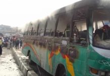 রাজধানীতে দিনেদুপুরে বাসে আগুন