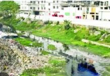 সাভারে কর্ণপাড়া সরকারি খাল দখল করে ঝুটের গোডাউন।