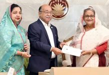 প্রধানমন্ত্রীর কাছে ৩ পণ্যের জিআই সনদ হস্তান্তর