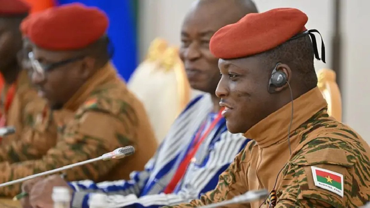 বুরকিনা ফাসোতে সব রাজনৈতিক দল বিলুপ্ত, সামরিক সরকার নিলেন দৃঢ় সিদ্ধান্ত -  আলোকিত স্বদেশ