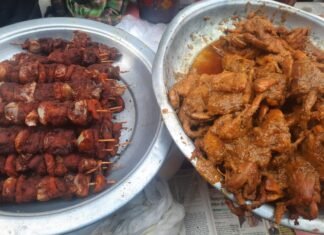 রোজার প্রথম দিনেই চকবাজারের ইফতারির স্বাদ নিতে ভিড়।