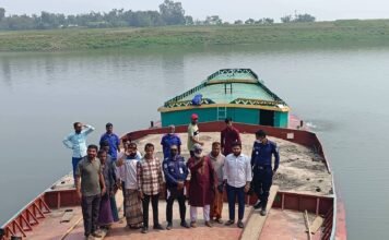 অবৈধ ড্রেজার দিয়ে বালু উত্তোলনের সময় বালু ভর্তি নৌকা আটকে পুলিশে দিলো এলাকাবাসী