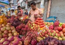 বাজারে ফলের দাম চড়া খরচ বাড়ছে ইফতারে