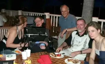 এপস্টেইন নথিতে স্টিফেন হকিংয়ের সঙ্গে দুই নারীর ছবি, সঙ্গে ককটেল