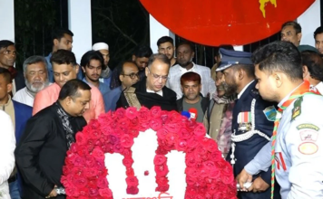 সিরাজগঞ্জে একুশ উদ্যাপন, শহীদ মিনারে মন্ত্রীর শ্রদ্ধা