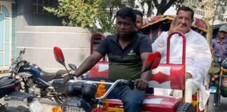 প্রটোকল ছেড়ে রিকশায় ঘুরলেন ভূমিমন্ত্রী