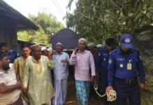 হাতকড়া নিয়ে মায়ের জানাজায় দুই সহোদর আওয়ামী লীগ নেতা